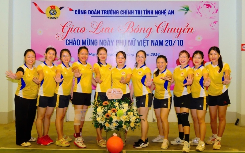 Áo thun được thiết kế riêng cho ngày 20/10 sẽ là một kỷ vật ý nghĩa cho cả nhóm