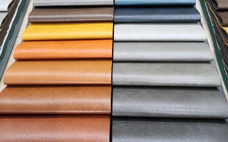 Bạn hãy thử mix áo hoodie với chân váy ngắn chất liệu da