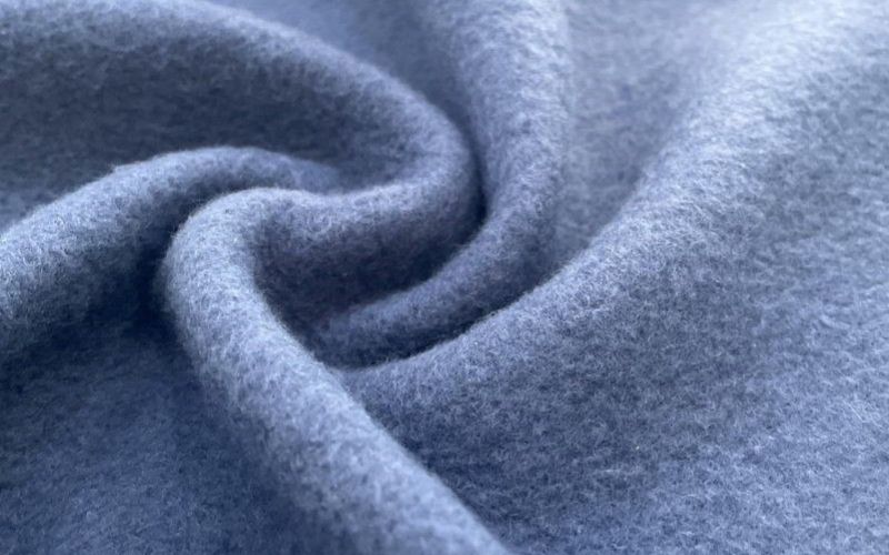 Chất liệu nỉ bông có độ dày và trọng lượng nhất định giúp chiếc áp cứng cáp