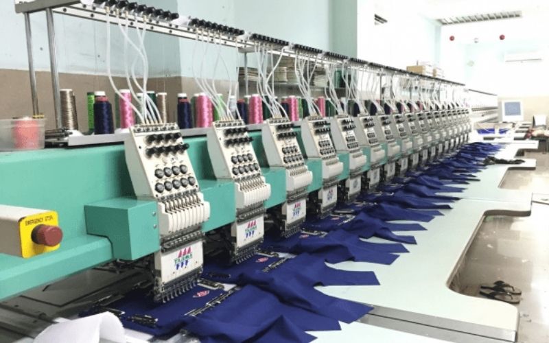 Bạn có thể chọn in lụa, in chuyển nhiệt, in decal hay thêu vi tính