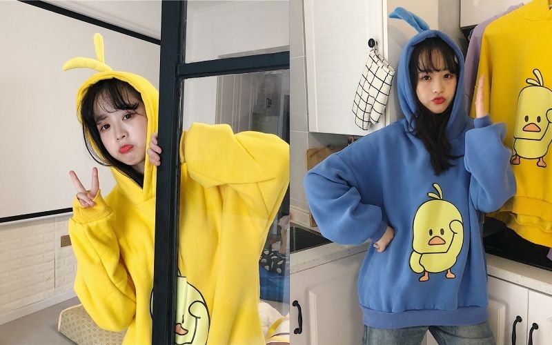 Một chiếc áo hoodie con vịt với họa tiết nhỏ nhắn sẽ là lựa chọn tối giản