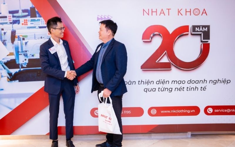 Nhất Khoa giúp bạn chọn áo hoodie cặp đôi