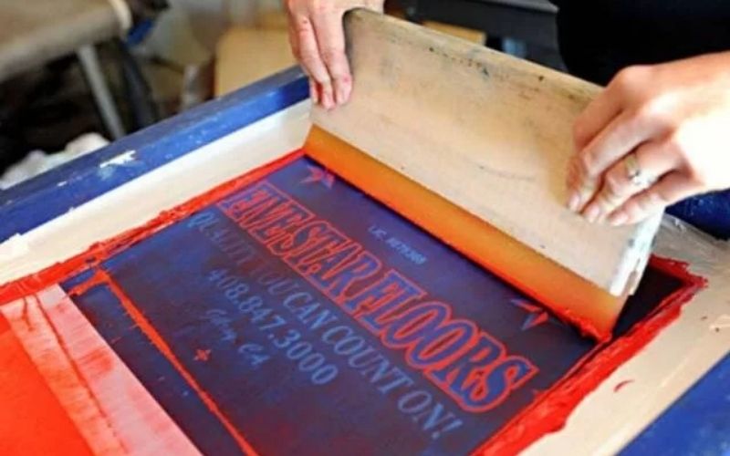 In lụa là phương pháp in hình áo hoodie truyền thống và phổ biến nhất