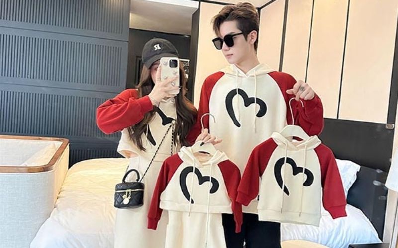 Mỗi chiếc áo hoodie gia đình sẽ mang một thông điệp riêng như "Daddy Shark"