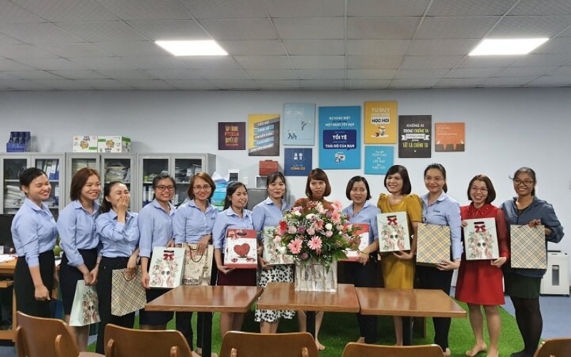 Các thể nhân viên cùng mặc đồng phục sẽ tạo nên hình ảnh đẹp trong buổi lễ mừng 20 10