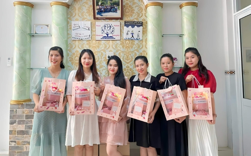 Bạn hãy chuẩn bị những món quà đồng đều đến tất cả nhân viên nữ trong ngày 20 10