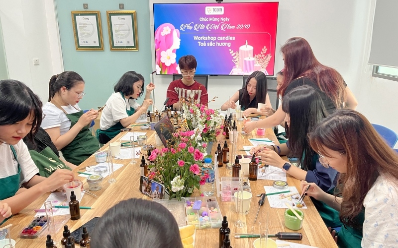Hoạt động workshop làm nến thơm mang chủ đề 20 10 chữa lành