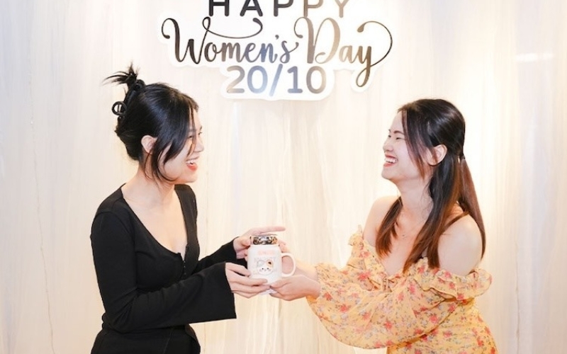 Một món quà ý nghĩa sẽ làm cho trò chơi câu hỏi về ngày 20 10 càng thêm hấp dẫn