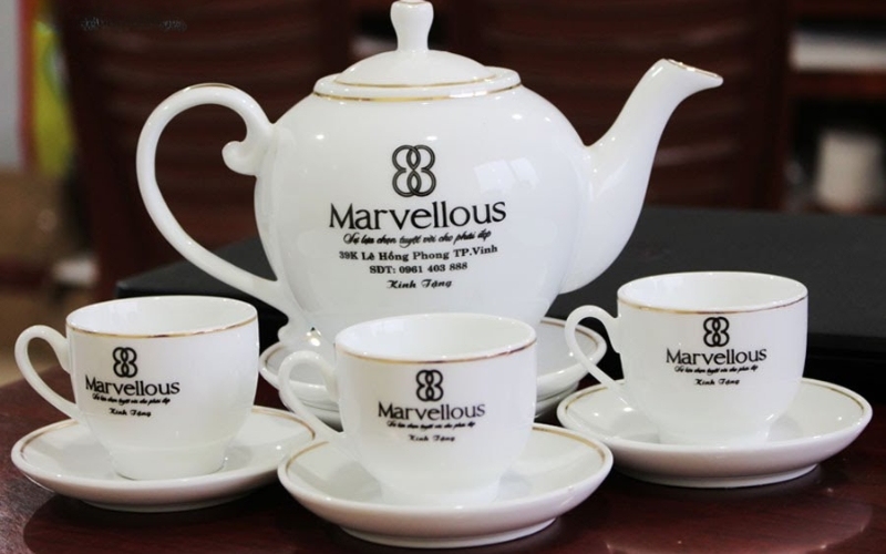 Bộ ấm trà khắc logo công ty sẽ là gợi ý tuyệt vời cho câu hỏi 20 10 tặng gì cho đối tác nữ