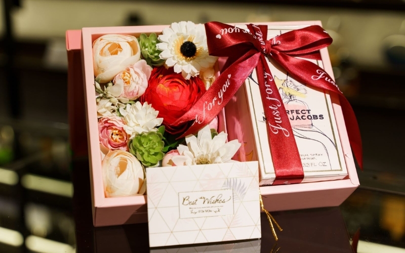 Hộp quà nước hoa ngọt ngào dành tặng người yêu nhân dịp 20 10