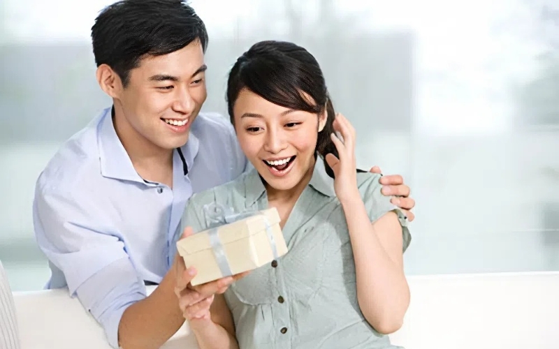 Việc chọn quà đúng theo tính cách giúp người nhận bất ngờ và cảm động hơn
