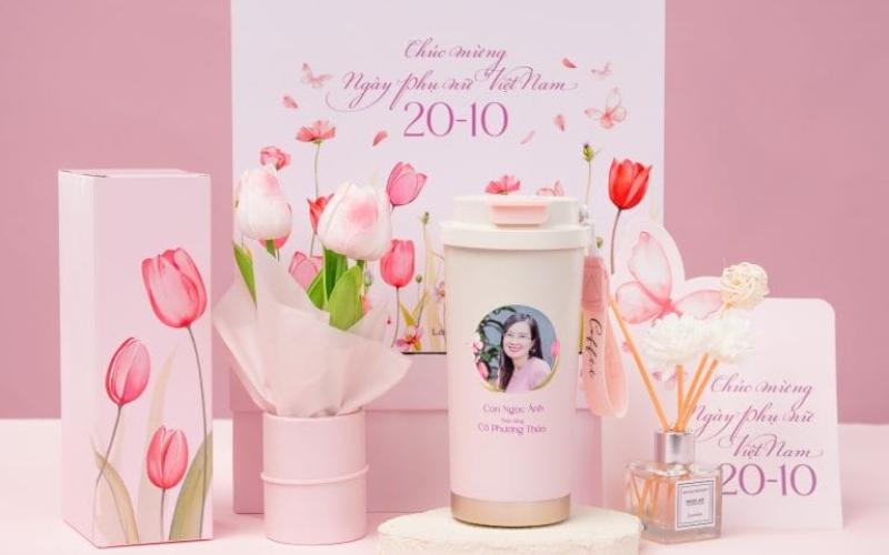 Bình nước in tên là món quà 20 10 mang dấu ấn cá nhân riêng biệt