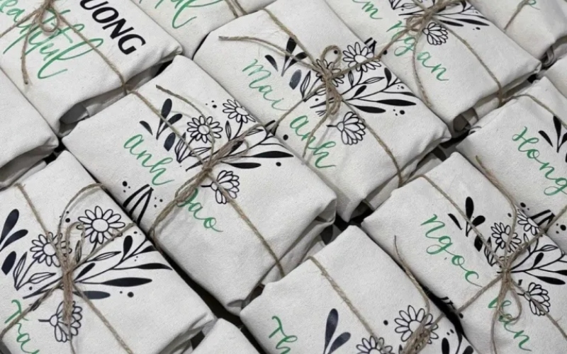 Túi tote in tên riêng của mỗi người sẽ là món quà 20 10 vô cùng đặc việt