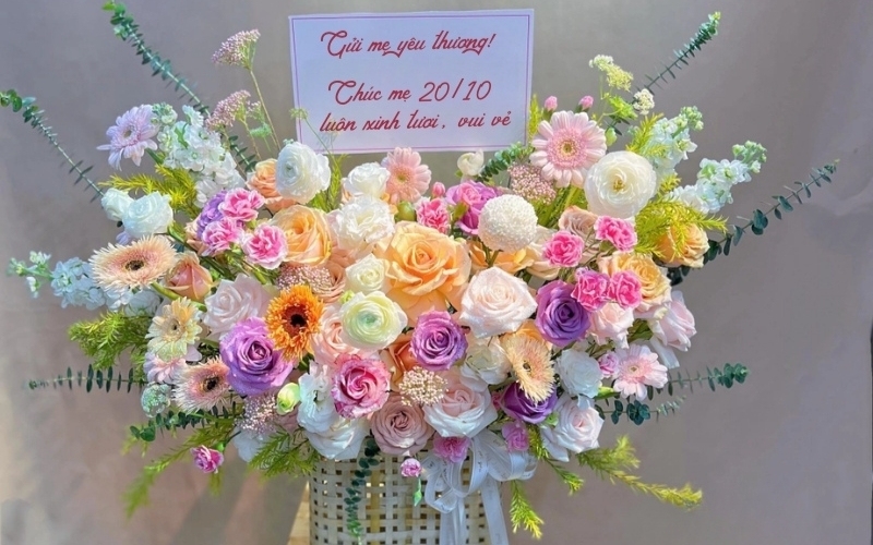 Bạn có thể gửi món quà kèm lời chúc cho người yêu mang về tặng mẹ