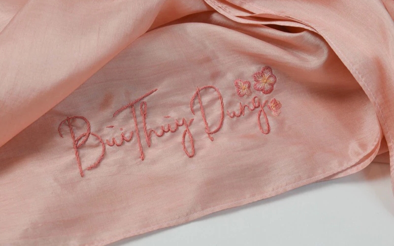 Khăn choàng thêu tên là món quà đầy ý nghĩa dành tặng mẹ người yêu dịp 20 10