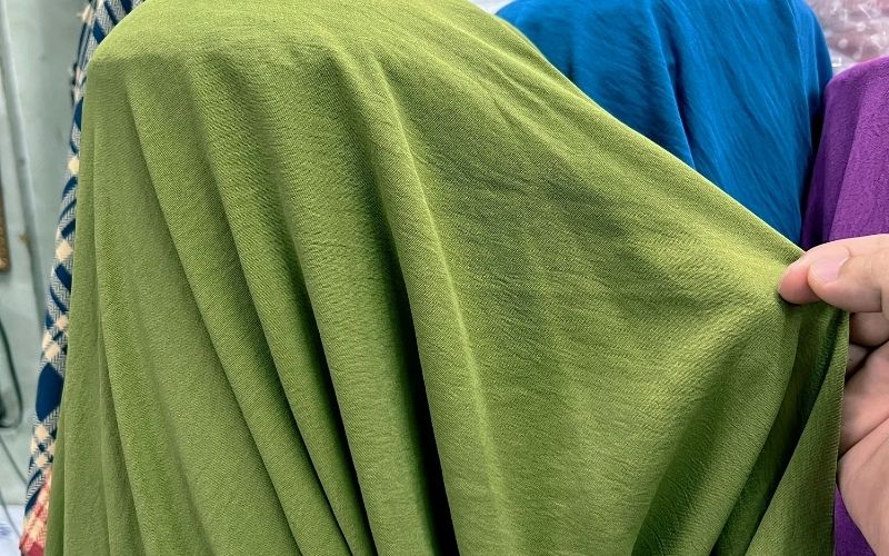 Bạn nên ưu tiên chất liệu vải thoáng mát