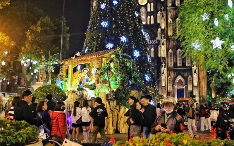 Đối với người theo đạo, đại lễ mừng Chúa Giáng Sinh tại nhà thờ