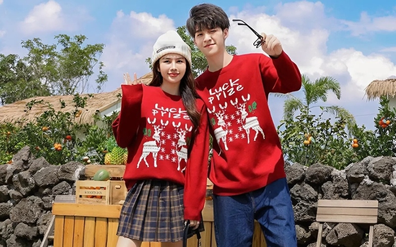 Mẫu áo đồng phục Giáng sinh in hoạt tiết tuần lộc và bông tuyết