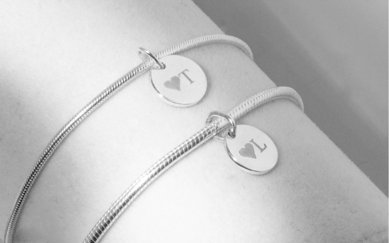 Trang sức đôi là kỷ vật bền vững với thời gian, thích hợp làm quà tặng Giáng sinh cho người yêu