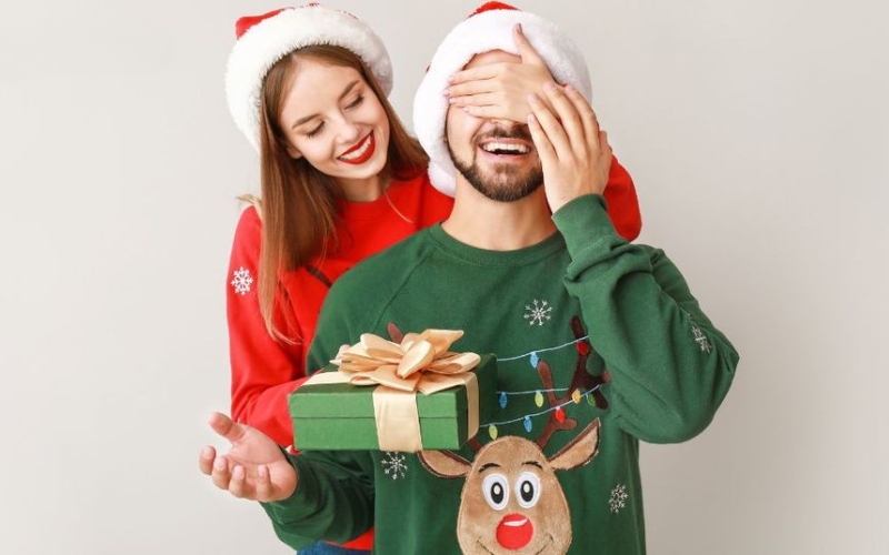 Bạn có thể tạo yếu tố bất ngờ khi tặng quà Giáng sinh cho người yêu