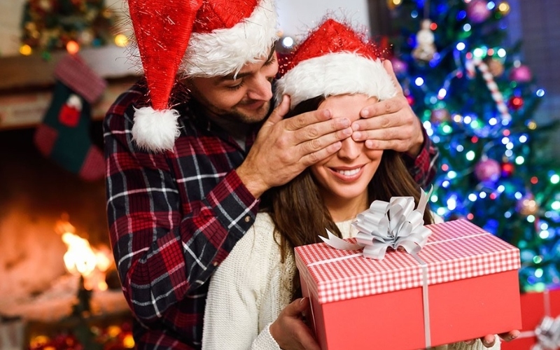 Bạn có thể tạo yếu tố bất ngờ khi tặng quà Giáng sinh cho bạn gái