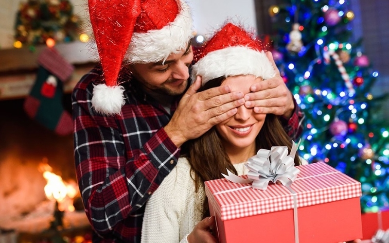 Khi tặng quà Giáng sinh bạn nên tạo thêm bất ngờ cho bạn gái
