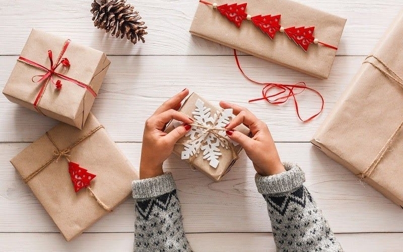 Khi tặng quà cho phái đẹp, hình thức gói quà bên ngoài rất quan trọng