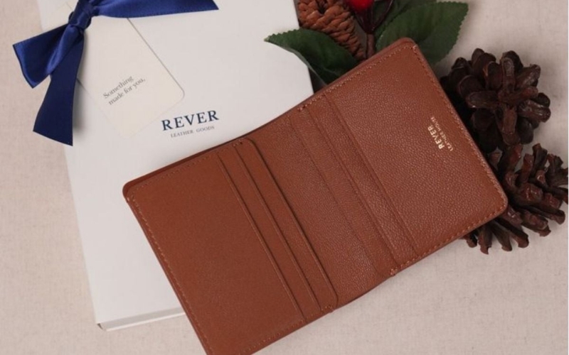 Ví da là gợi ý quà tặng Giáng sinh cho nam đầy tinh tế