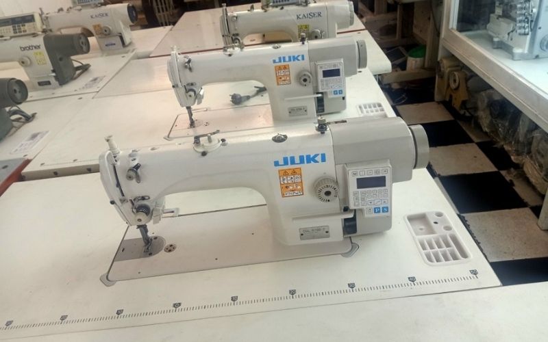 Máy may cơ truyền thống đang được thay thế bởi máy may điện tử