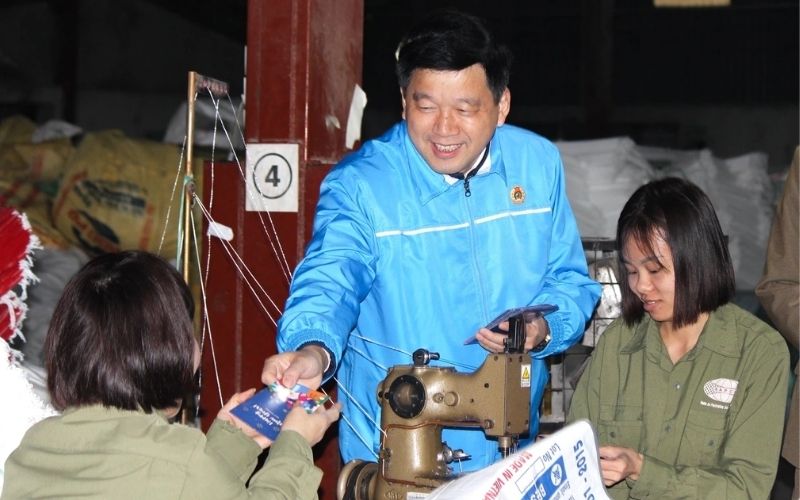 Nghi thức lì xì phong bao đỏ cho thợ may vào dịp cúng tổ nghề