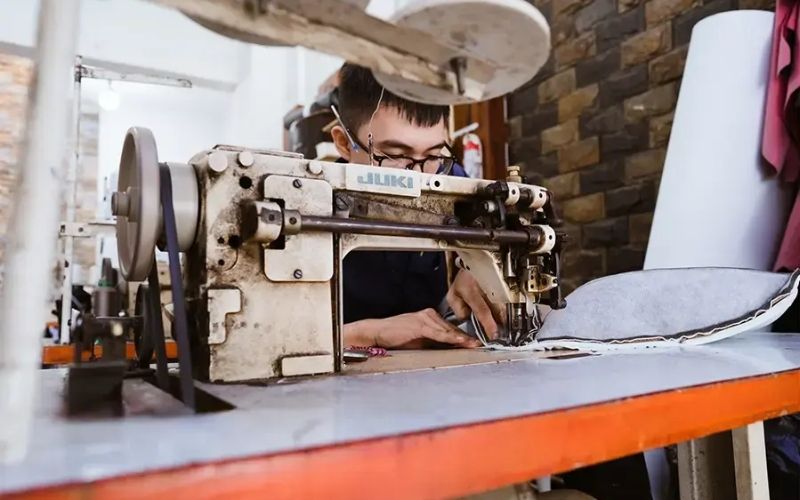 Chỉ cần một sai sót nhỏ cũng buộc thợ may phải tháo ra làm lại từ đầu