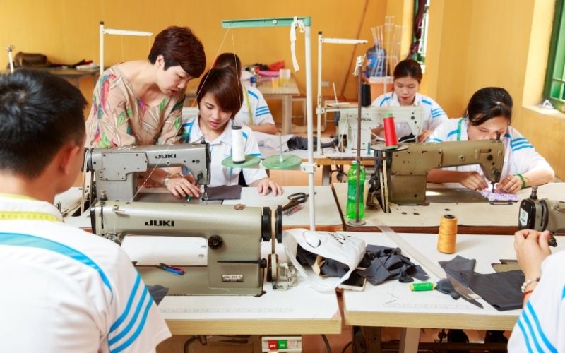 Trong các xưởng may, tình đồng nghiệp luôn hiện hữu rõ nét