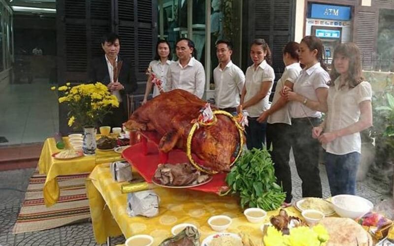 Veston đồng loạt treo đèn kết hoa, bày mâm cúng trước cửa