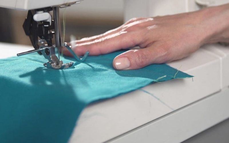 Đôi bàn tay và cây kim là thứ rất quan trọng trong nghề may