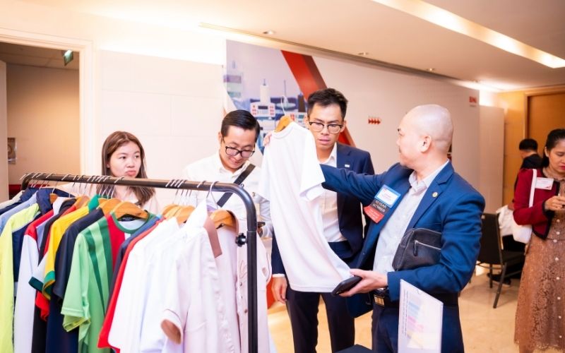 Khách hàng sẽ được tư vấn để sở hữu những bộ đồng phục độc đáo