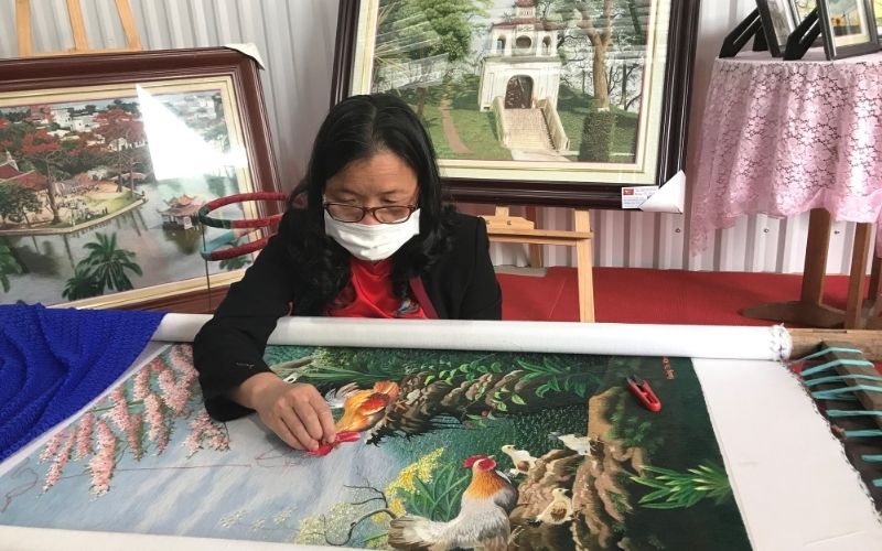 Ông truyền dạy lại cho dân chúng và được tôn vinh là "Ông tổ nghề thêu"