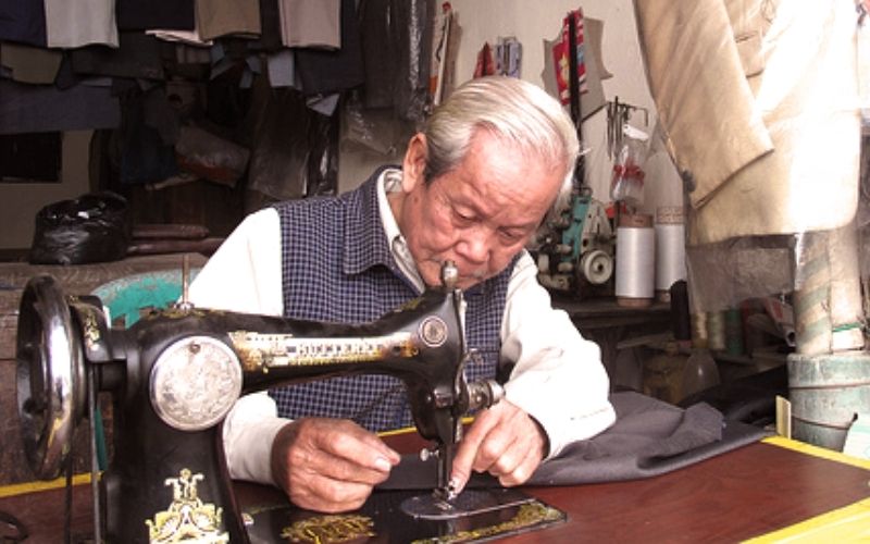 Kỹ thuật may của bà truyền dạy có những đặc điểm độc đáo