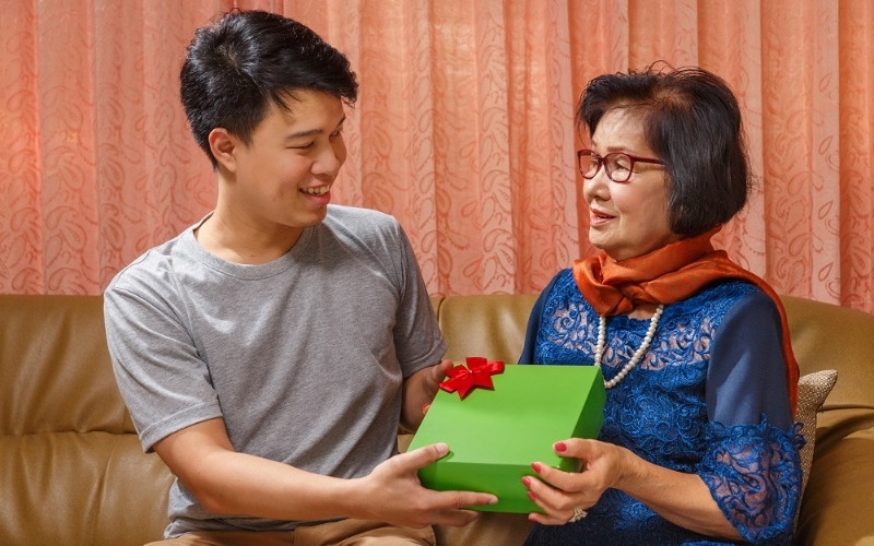 Việc chọn quà 20 10 tặng mẹ theo độ tuổi thể hiện sự tinh tế