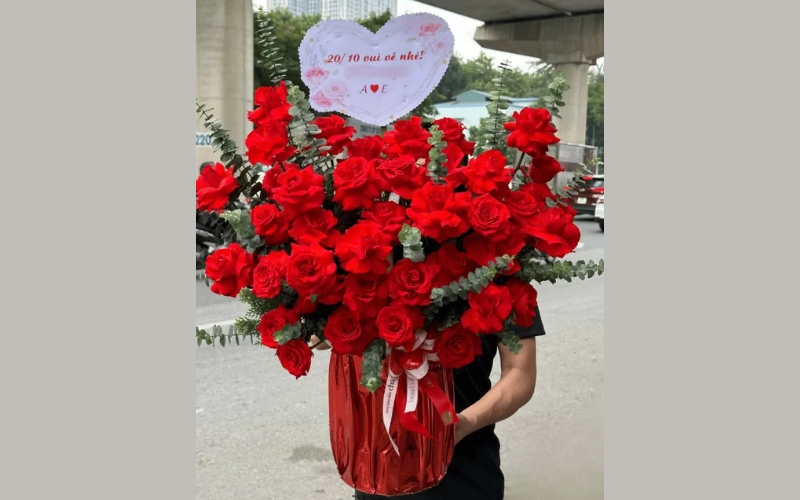 Một bó hoa tươi kèm thiệp chúc 20/10 vợ yêu