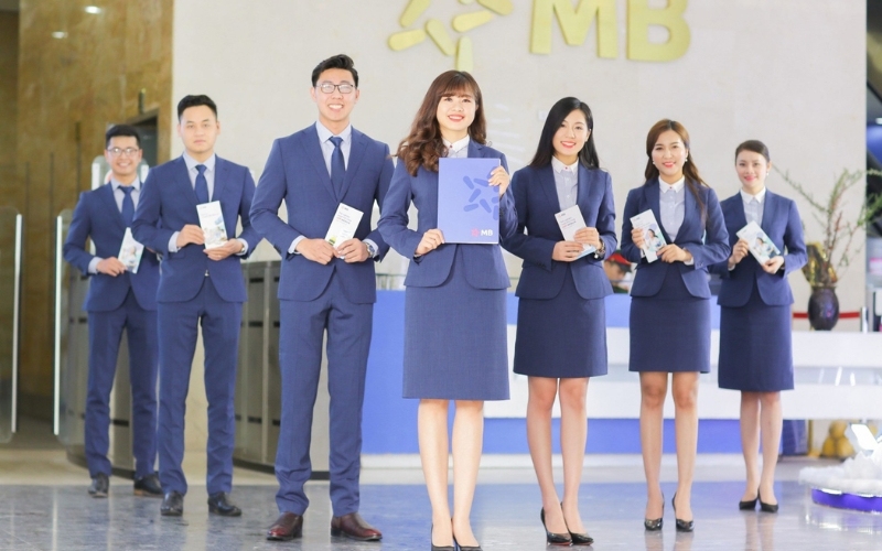 Các nhân viên mặc bộ vest công sở đồng bộ giúp xây dựng hình ảnh chuyên nghiệp, uy tín