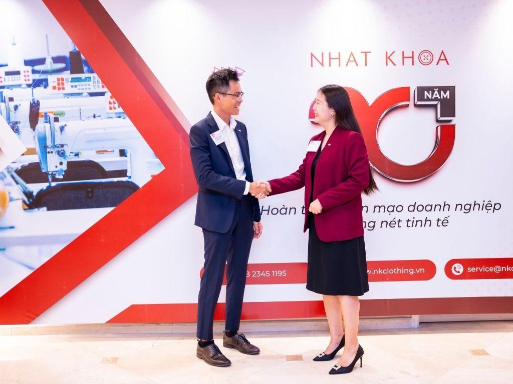 Nhat Khoa helps you choose elegant office dress fashion