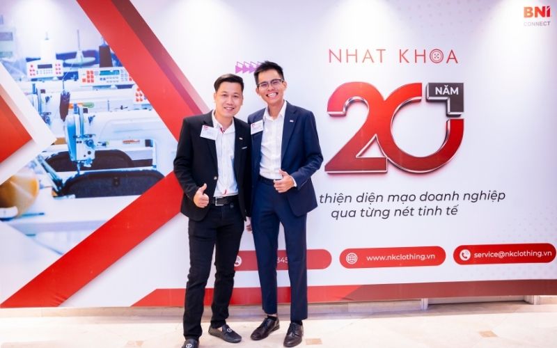 Nhat Khoa helps you choose the perfect safety vest style.