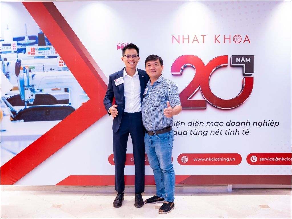 Nhat Khoa helps you choose the perfect cute office blouse style.