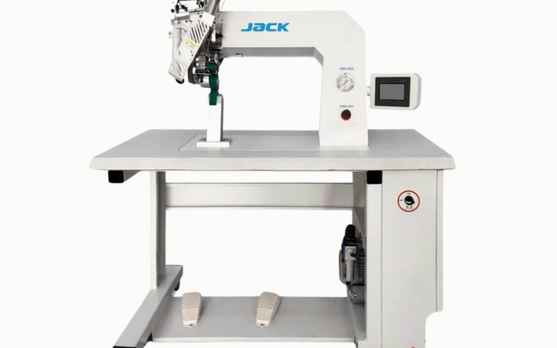 High-frequency seam sealing machines ensure raincoat waterproof performance