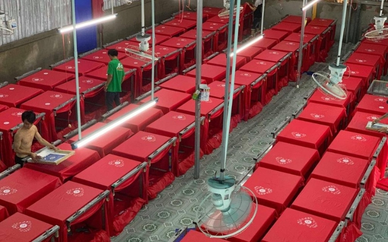 A professional raincoat manufacturing process helps optimize time and costs