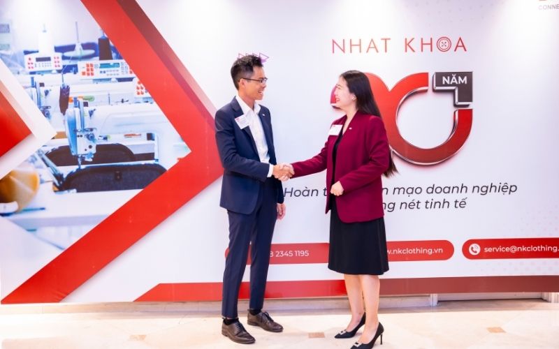 Nhat Khoa helps you select the perfect matching hoodie set.