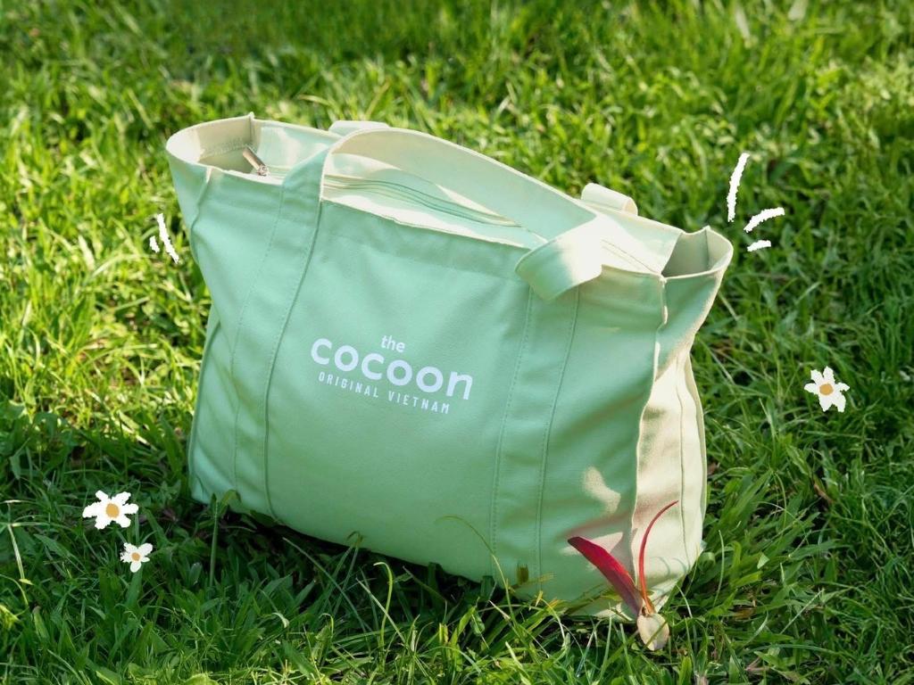 Tote bags with zippers help keep belongings safer inside