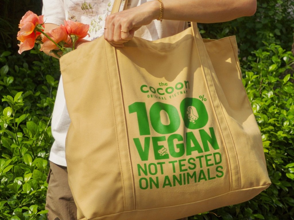 What are the advantages of tote bags? Tote bags offer very high practicality