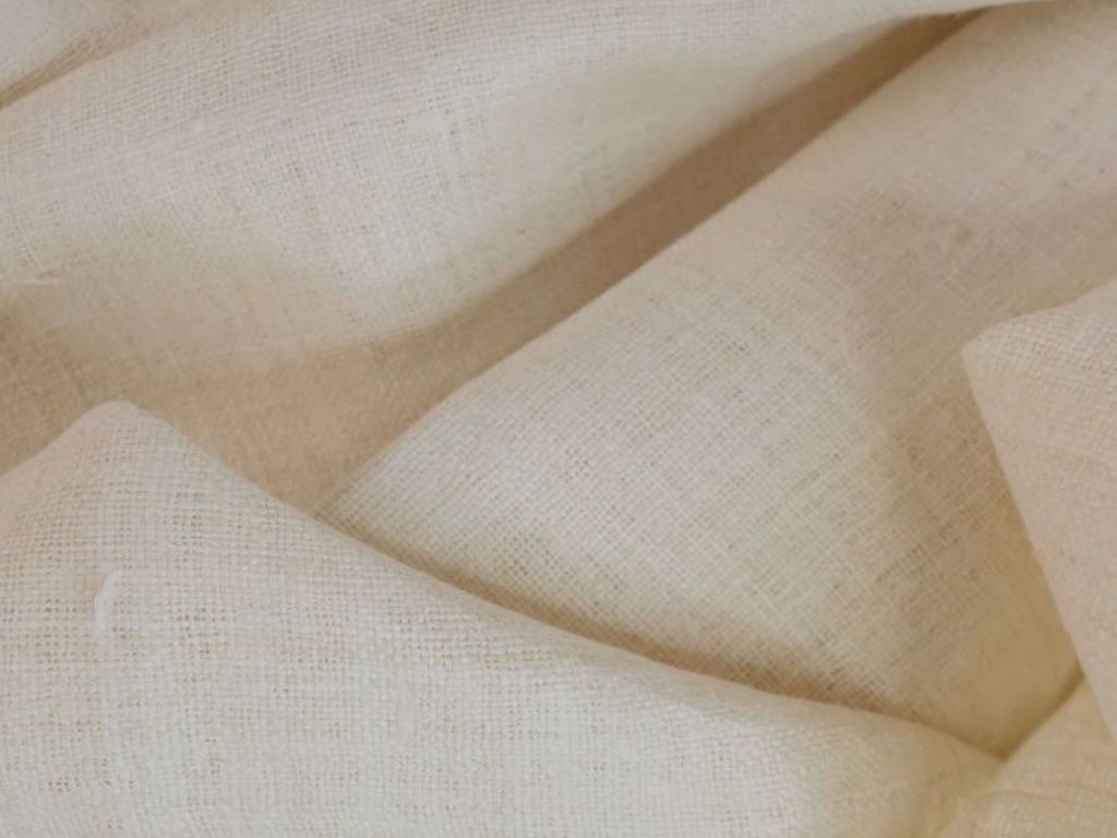Hemp fabric has a smooth and soft surface, suitable for garment production