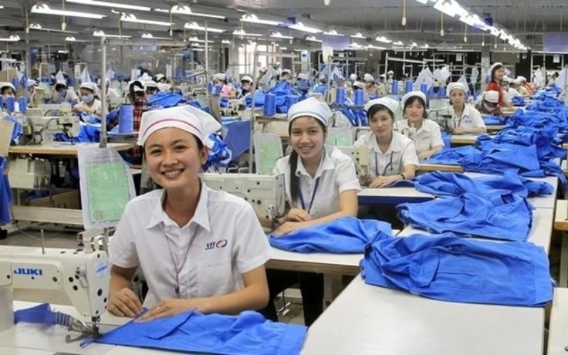 Bạn có thể làm công nhân may tại các xưởng sản xuất sau khi học nghề may đồ